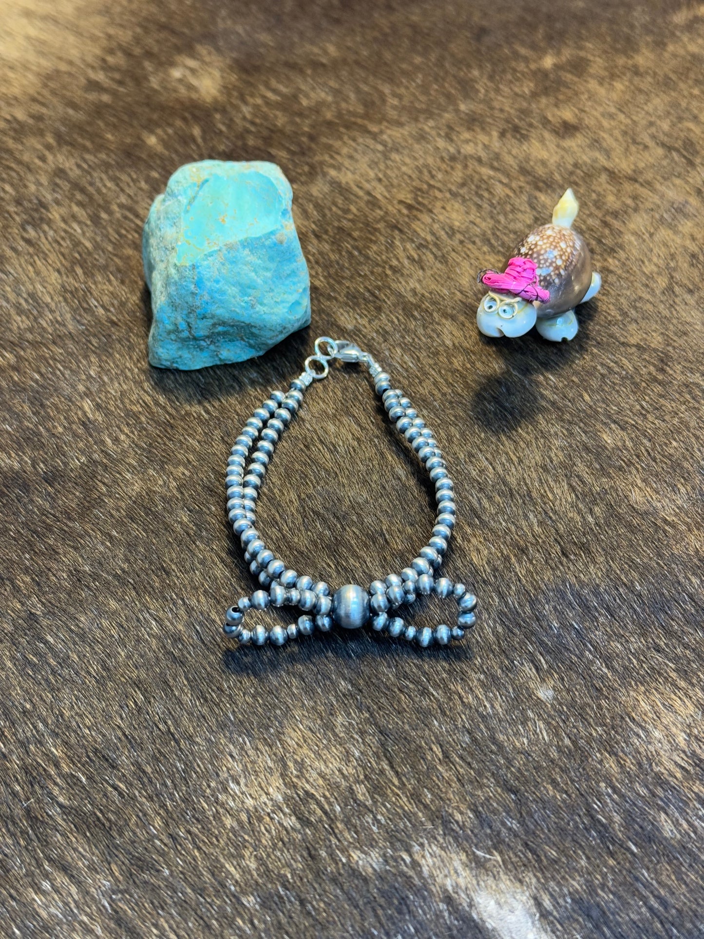 Single Strand Bow Bracelet