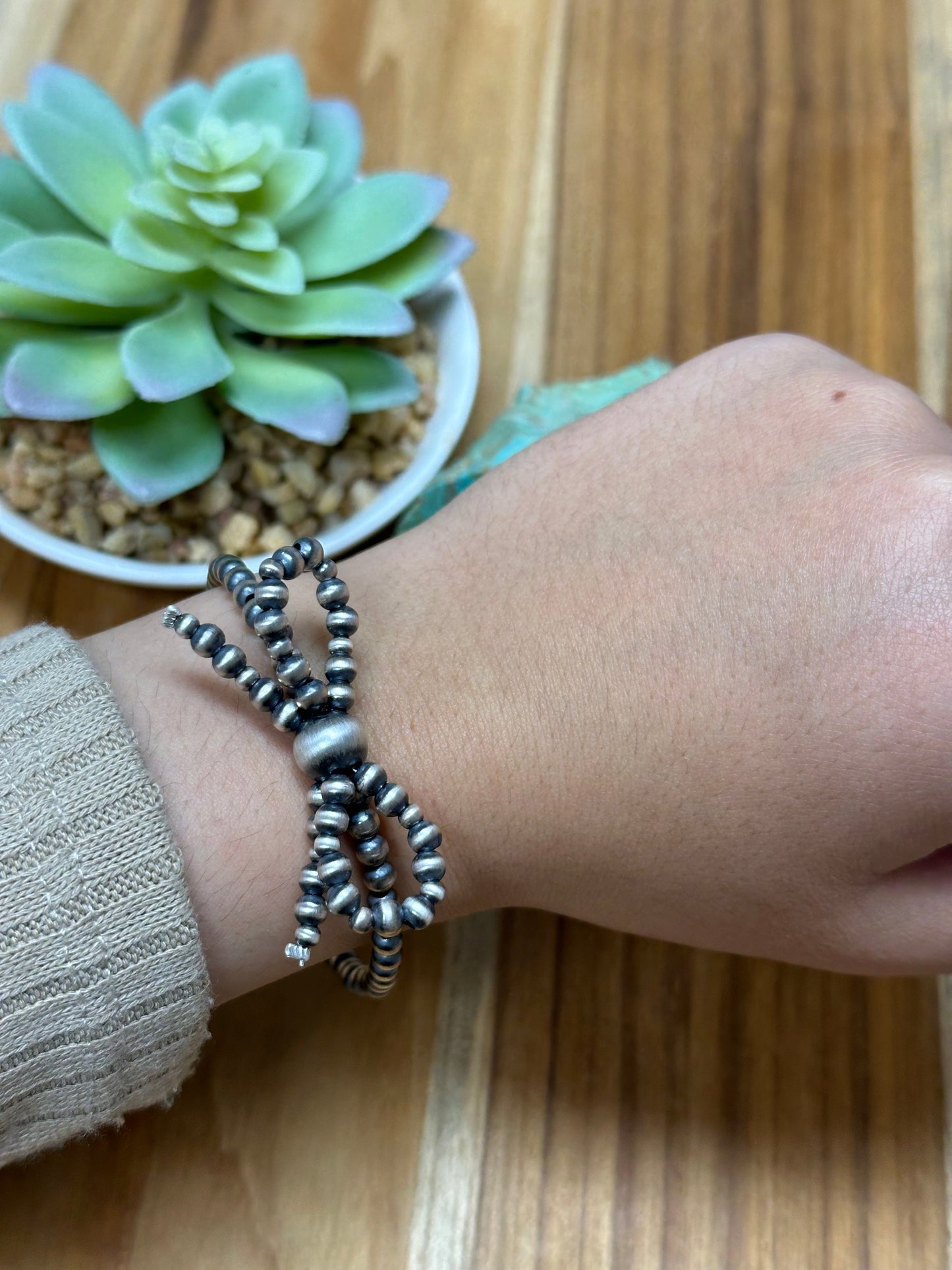 Single Strand Bow Bracelet